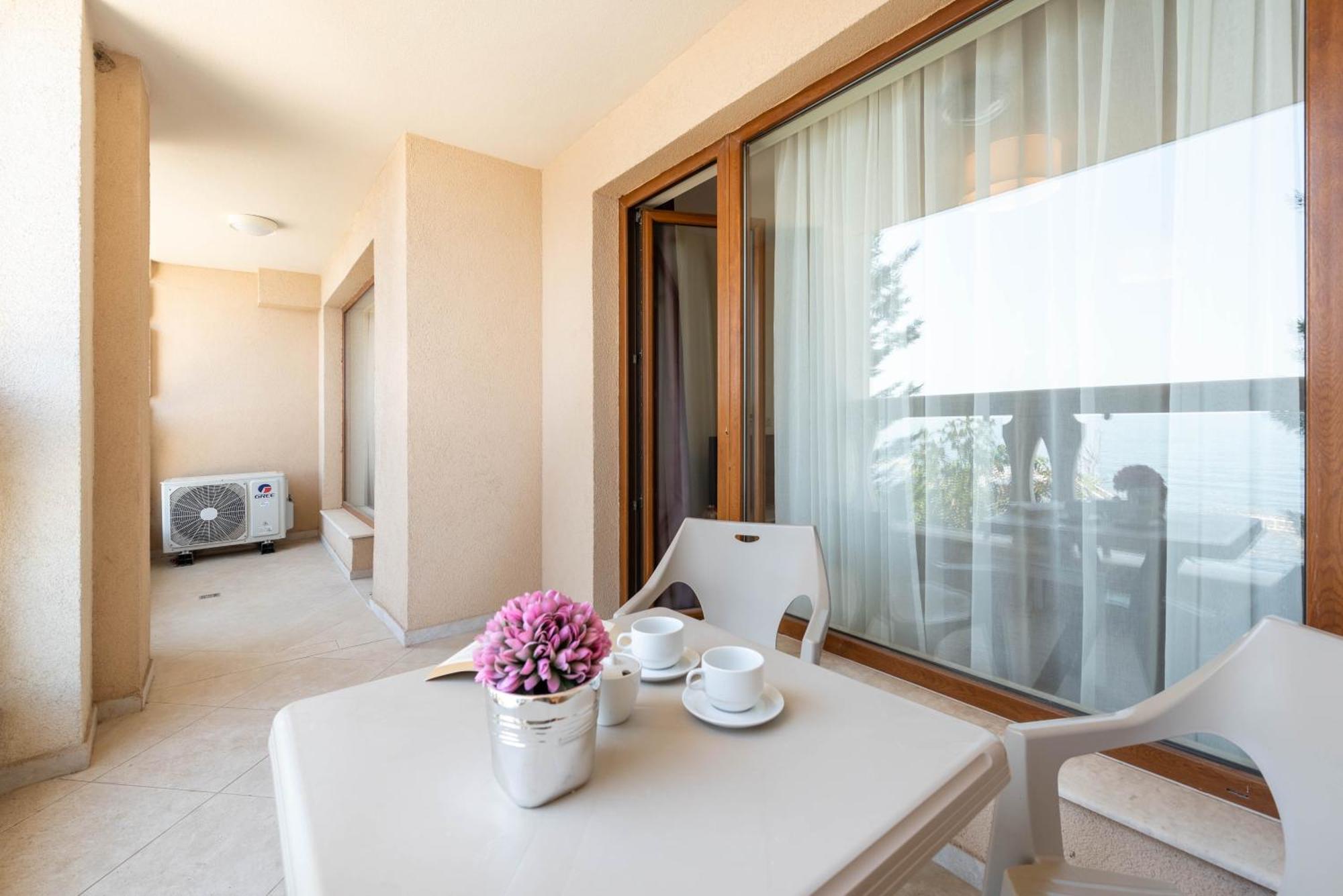 Luxurious And Panoramic Apartments At The Beach In La Mer Complex Golden Sands Exterior photo